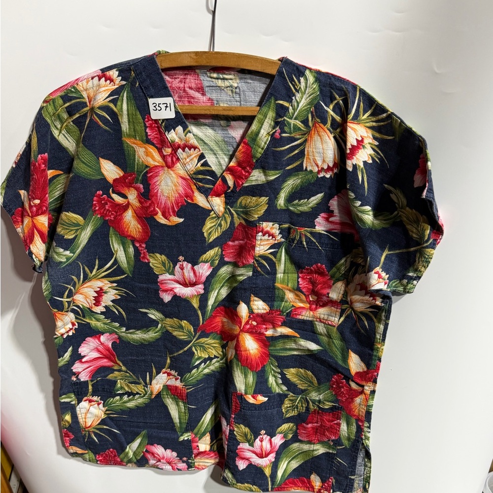 #3571-Smart Scrubs Navy Tropical Floral V-Neck Short Sleeve Top